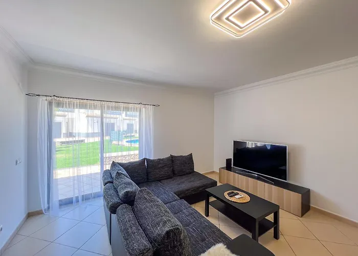 Charming 3-bedroom With Pool In