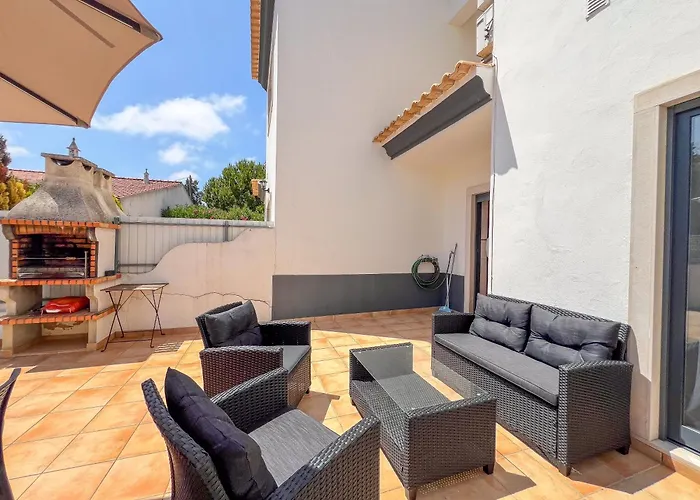 別荘 Charming 3-bedroom With Pool In