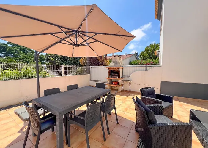 別荘 Charming 3-bedroom With Pool In アルブフェイラ