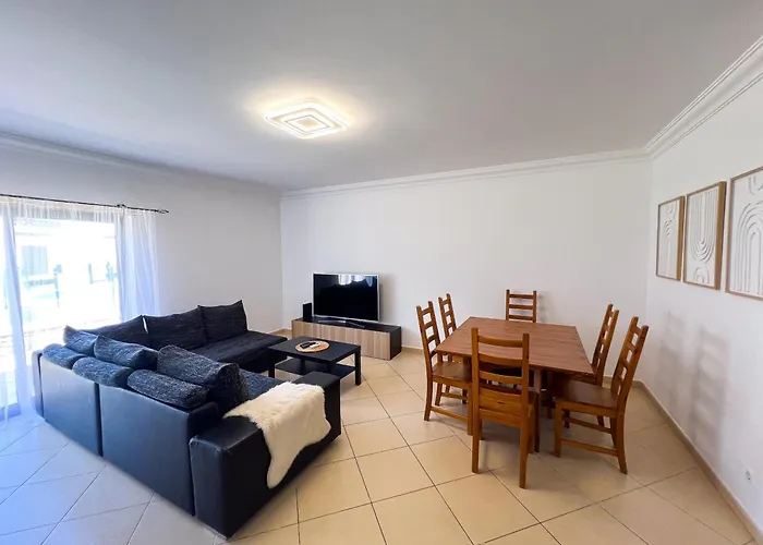 別荘 Charming 3-bedroom With Pool In アルブフェイラ