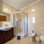 Feriehus Charming 3-bedroom With Pool In