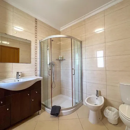 Prázdninový dům Charming 3-bedroom With Pool In