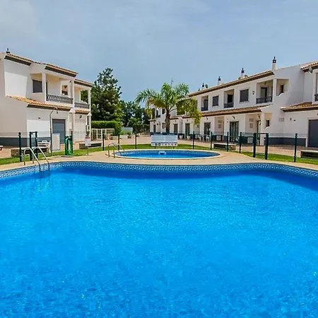 Charming 3-bedroom With Pool In Casa de Férias Albufeira