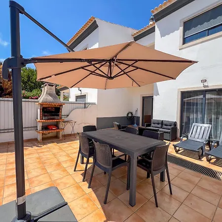Charming 3-bedroom With Pool In Hébergement de vacances Albufeira